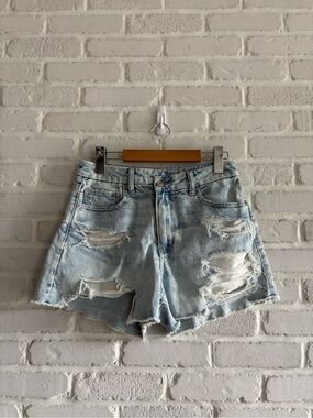 American Eagle Distressed Denim Curvy Mom Short, Size 6